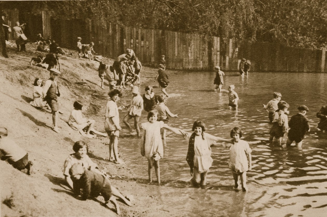 Gyerekek játszanak a Hampstead-tóban (szépia fotó) alkotó: English Photographer