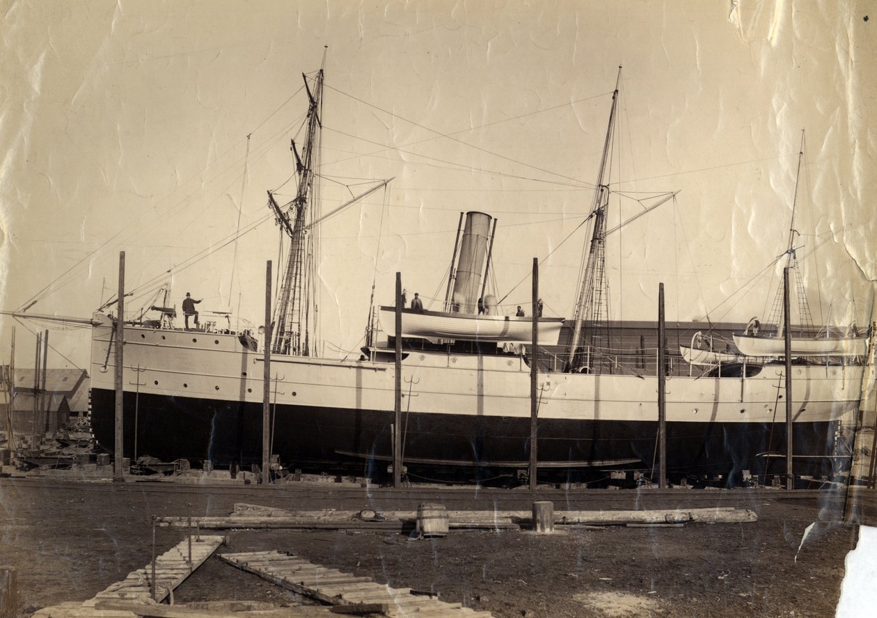 A "Li Kin" kínai bevételi cirkáló vagy testvére, a "Kai Pan" az indulásra kész cédulán, 1888 alkotó: English Photographer