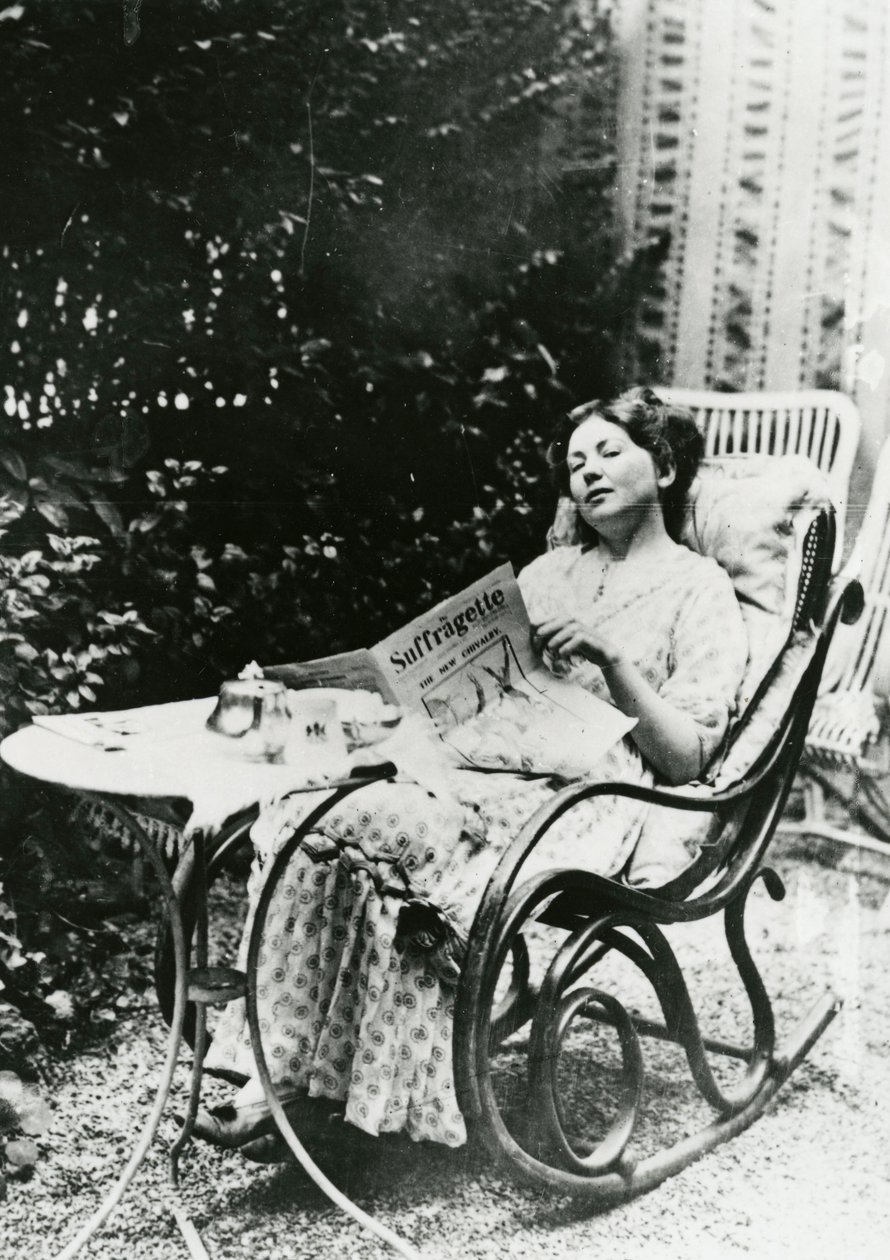 Christabel Pankhurst (1881-1969) a The Suffragette egy példányát olvassa 1905-1914 körül alkotó: English Photographer