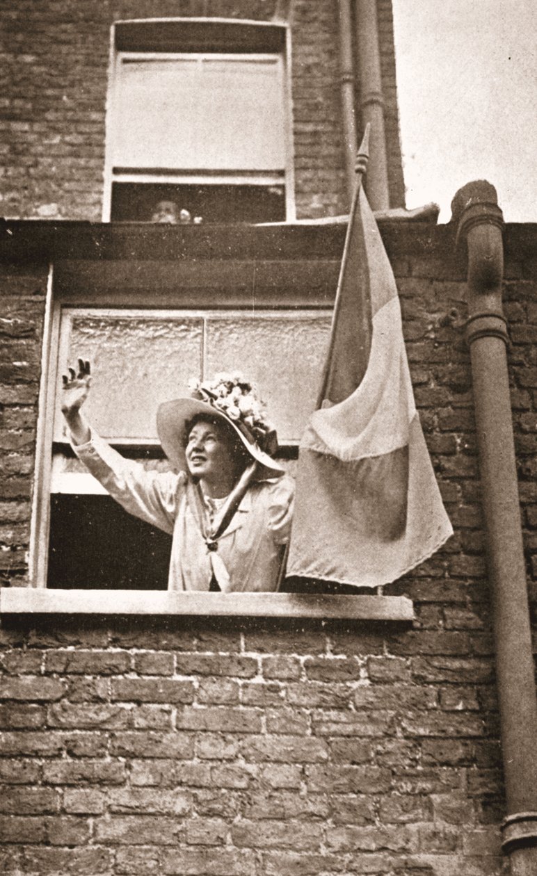 Christabel Pankhurst integet az éhségsztrájkolóknak a Holloway börtönre néző házból alkotó: English Photographer