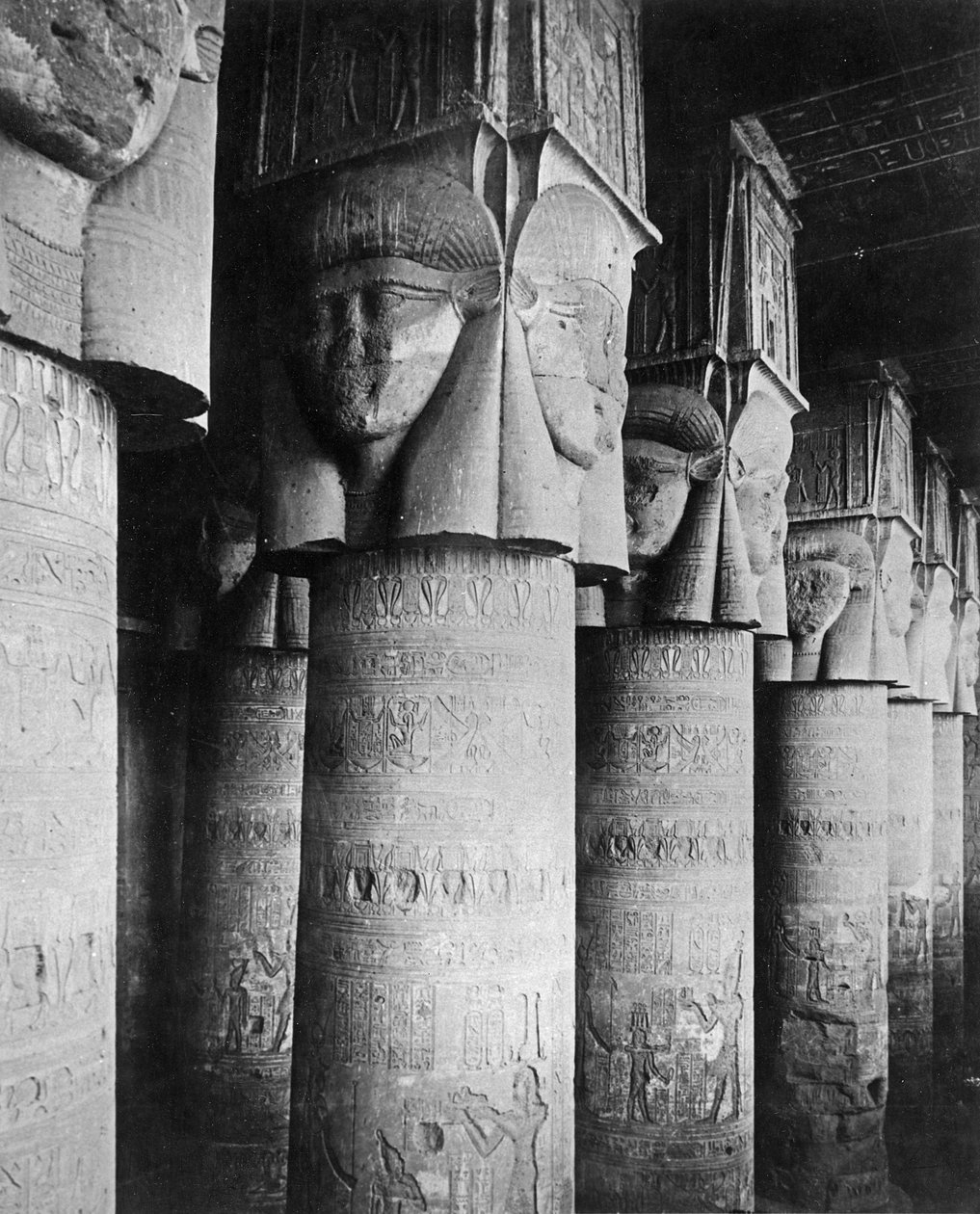 Oszlopok Hathor templomában, 1904-2005 körül alkotó: English Photographer