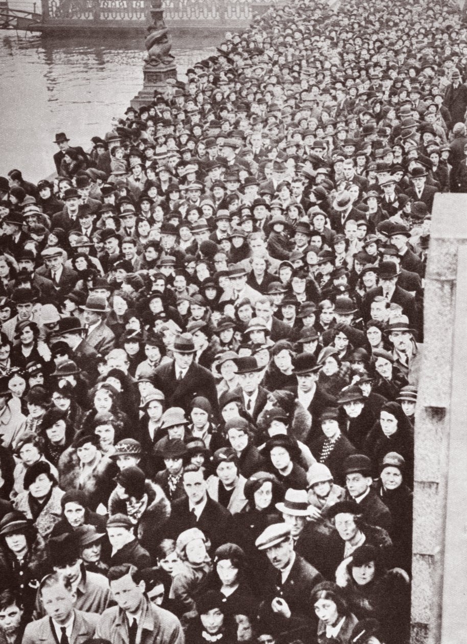Tömegek arra várva, hogy bejussanak a Westminster Hallba, V. George államában, 1936-ban alkotó: English Photographer