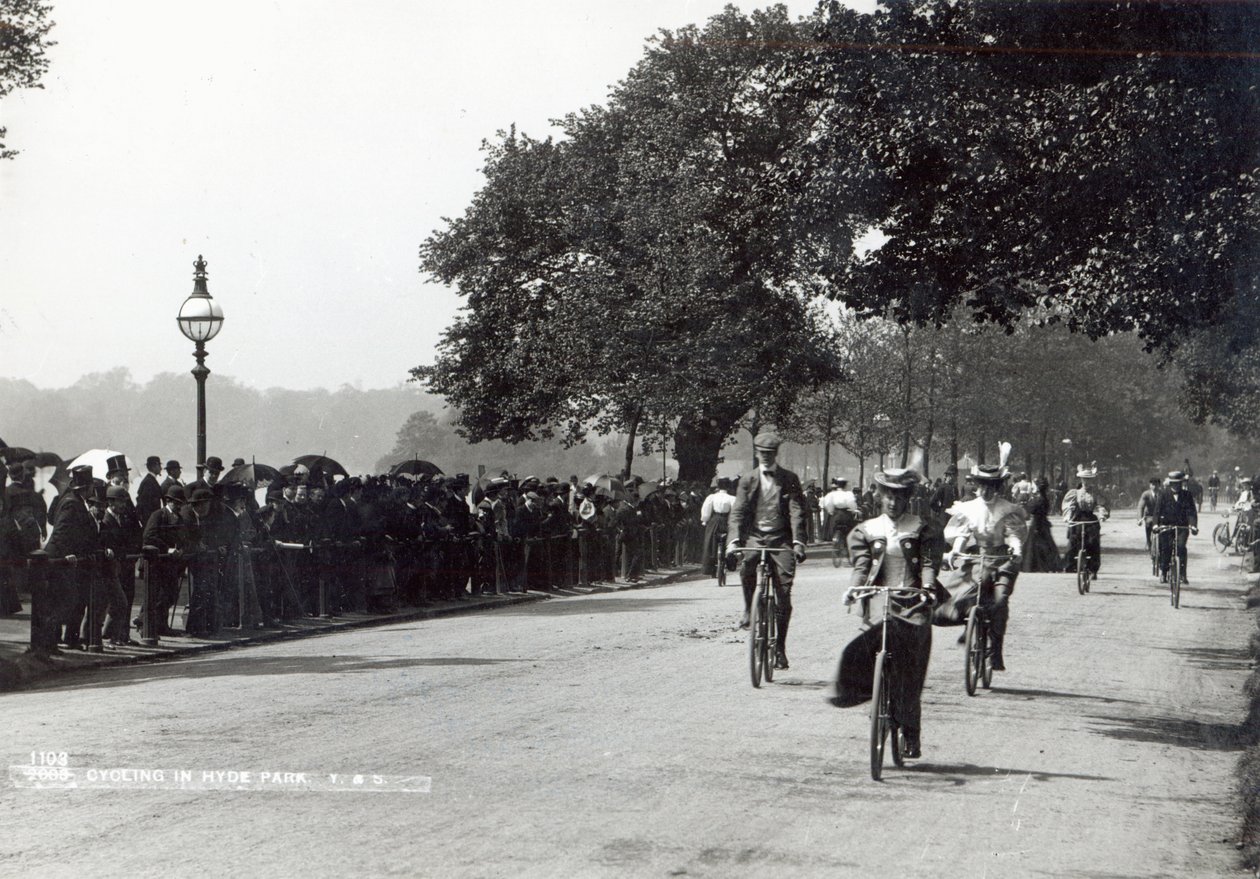 Kerékpározás a Hyde Parkban, 1910 körül alkotó: English Photographer