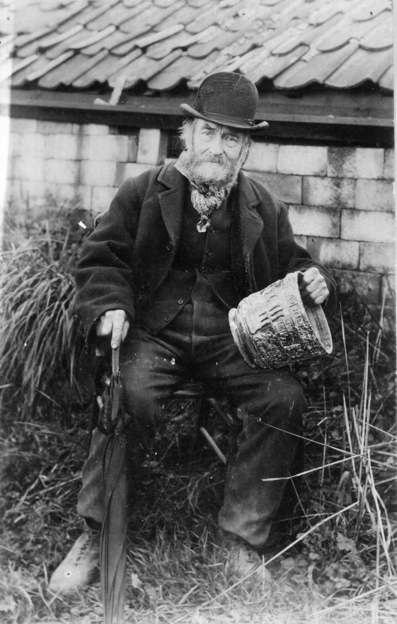 Edward Bingham kezében tartja az egyik Castle Hedingham Ware-tervet alkotó: English Photographer