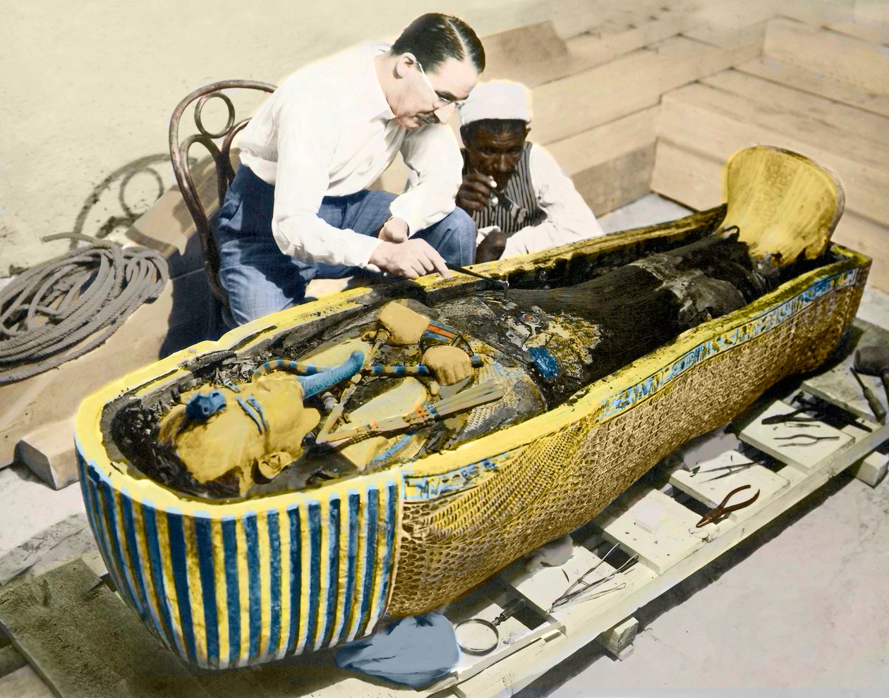 Egyiptom-1922 : Howard Carter angol régész (1873-1939) és egy egyiptomi asszisztens Tutanhamon király szarkofágját vizsgálja. alkotó: English Photographer