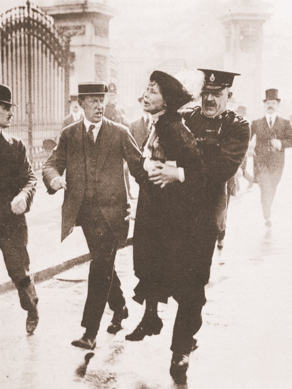 Emmeline Pankhurst letartóztatása a Buckingham-palota előtt, miközben petíciót próbált benyújtani a királyhoz, 1914. május 21-én (szépia fotó) alkotó: English Photographer