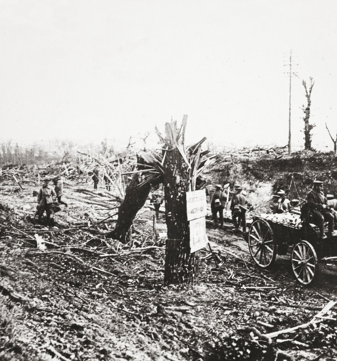 Mérnökök javítják a könnyűvasutakat Hangard közelében, amelyeket az 1918-as Amiens-i harc során megrongált ágyútűz alkotó: English Photographer