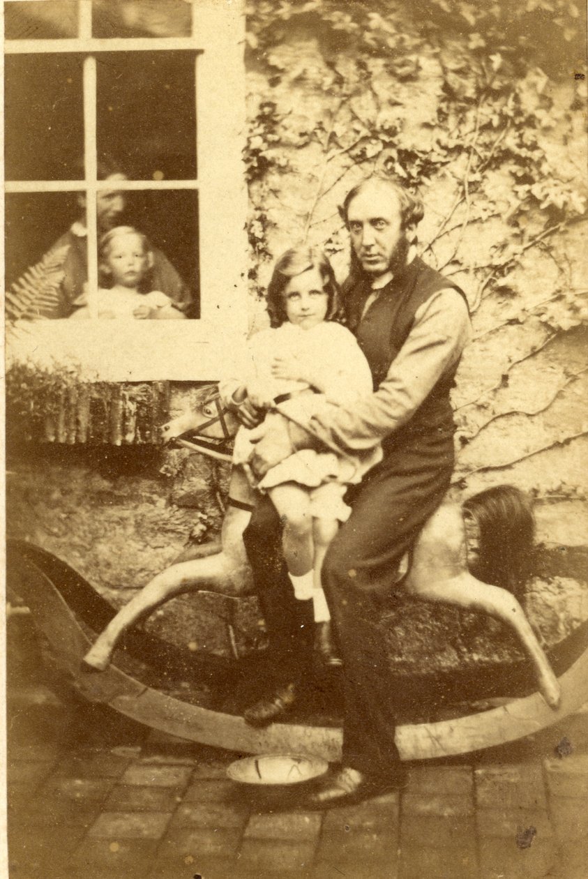 Apa és lánya hintalovon ülve, testvére és anyja az ablakon át néz, 1860-as évek (albumnyomat) alkotó: English Photographer
