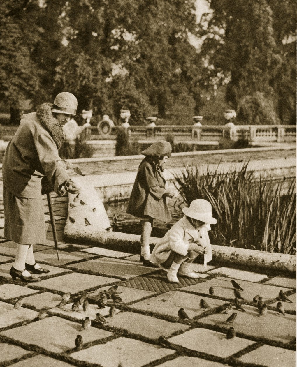 Veréb etetése a Hyde Parkban (szépia fotó) alkotó: English Photographer
