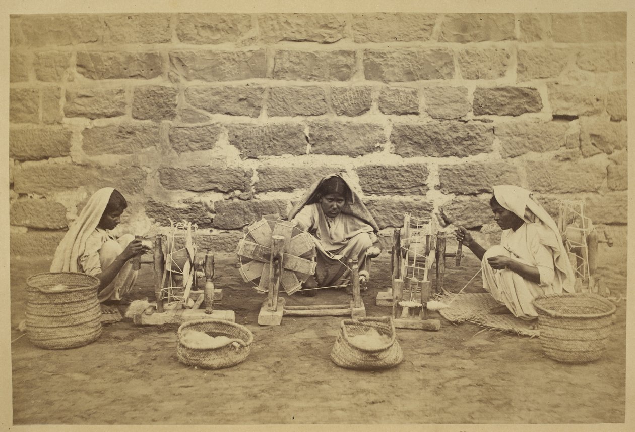Női rabok, akik pamutot tekercselnek forgó kerekeken a Karacsi börtönben. Fotós: Michie and Company c. 1873173 mm x 260 mm Archaeological Survey of India Collections: India Office Series (52. kötet). alkotó: English Photographer