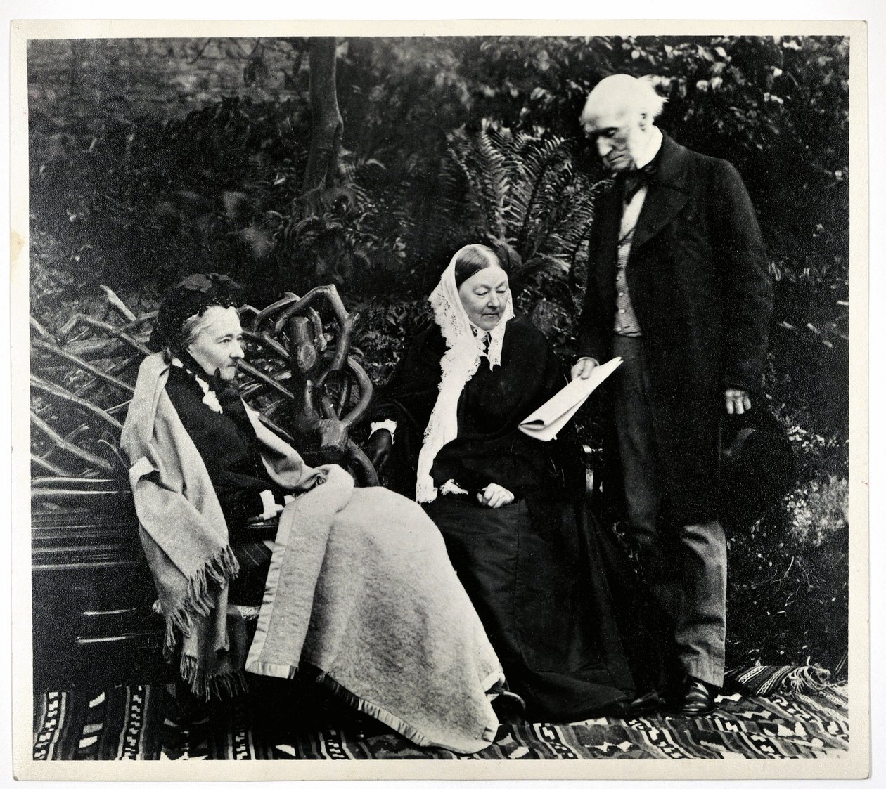 Florence Nightingale, Parthenope, Lady Verney és Sir Harry Verney a Claydon House-ban alkotó: English Photographer