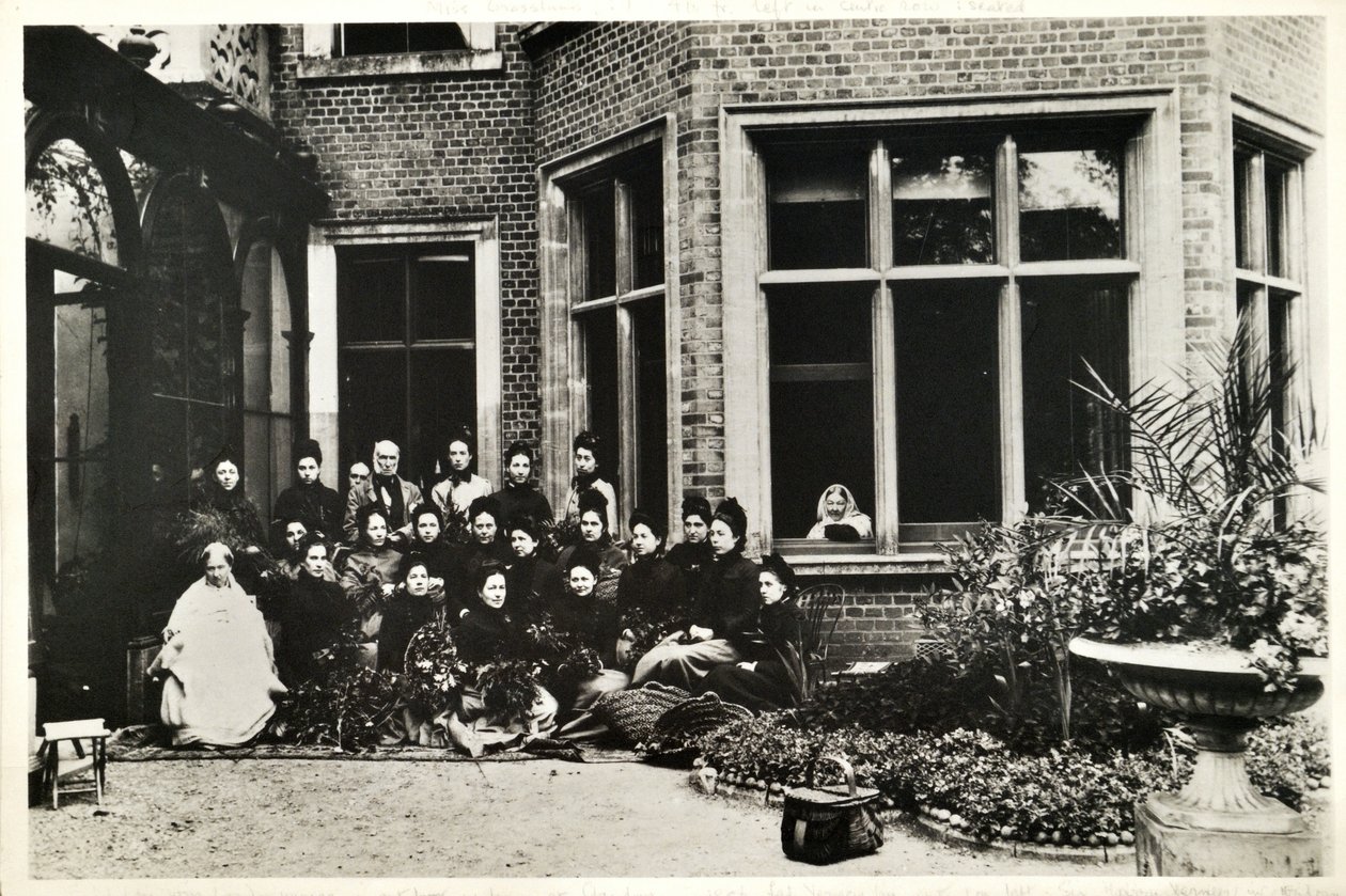 Florence Nightingale, Sir Harry és Lady Verney, valamint Nightingale ápolónők a Claydon House-ban, 1886 alkotó: English Photographer