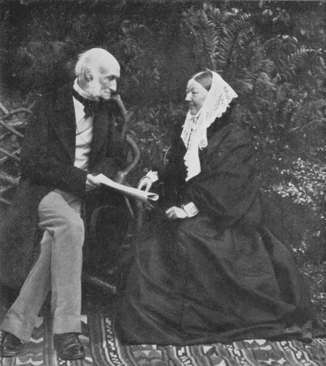 Florence Nightingale és Sir Harry Verney a Claydon House gyepen, 1889 alkotó: English Photographer