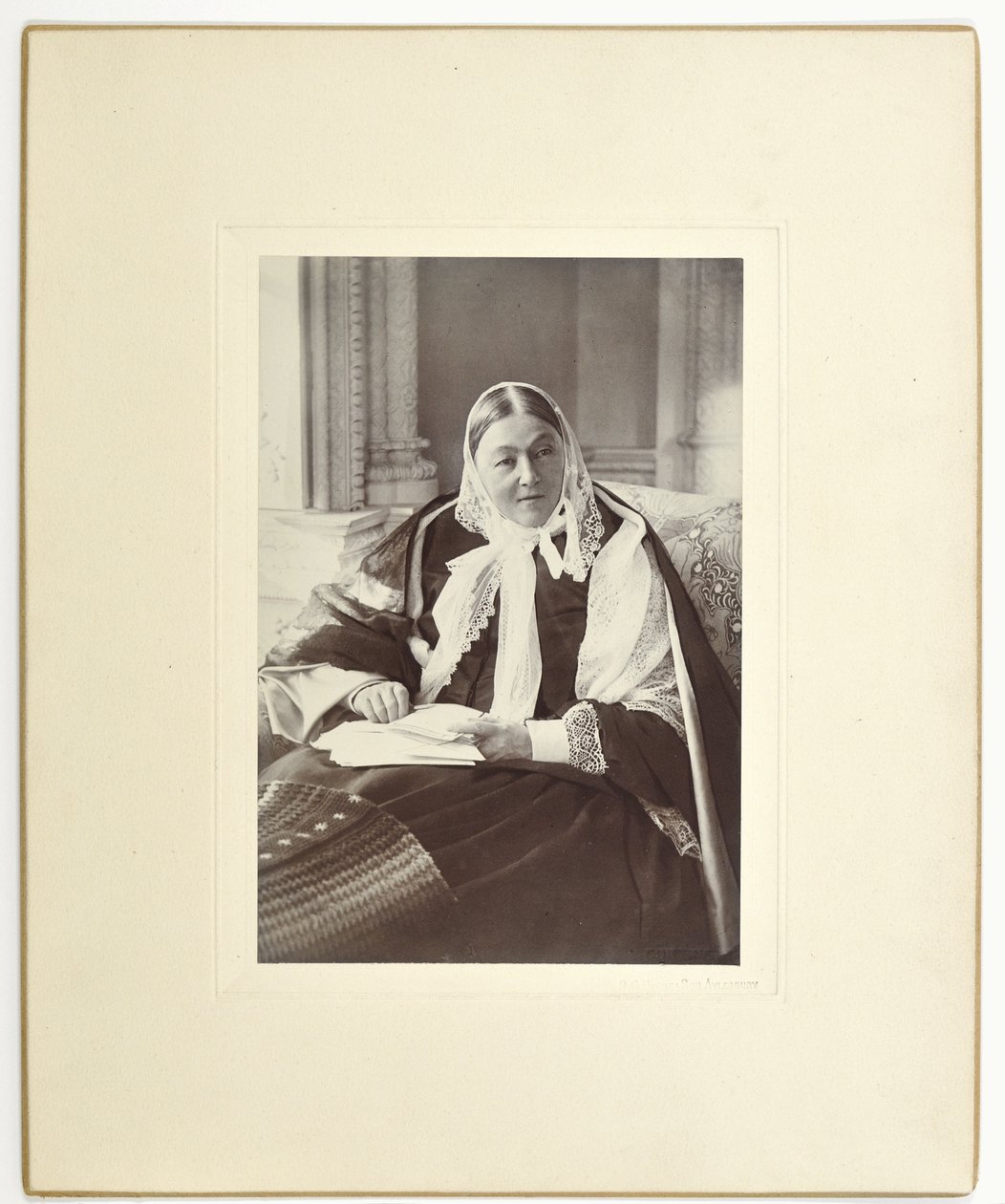 Florence Nightingale, egy kanapén ülve a Claydon House kék szobájában, 1891 alkotó: English Photographer
