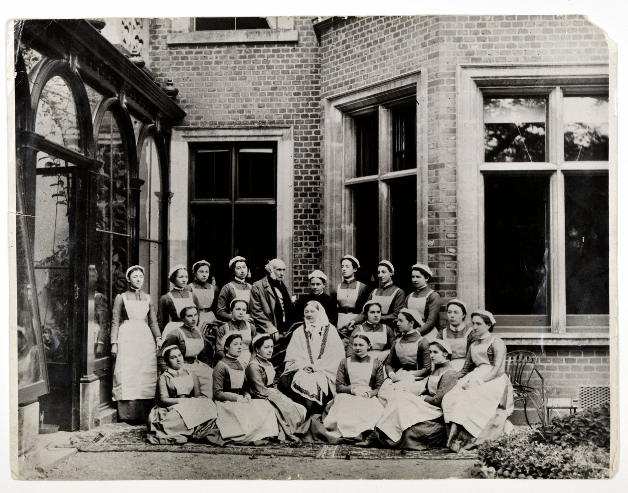 Florence Nightingale Sir Harry Verney-vel és Miss Crosslanddal, egy nővércsoport közepén a Claydon House-ban, 1886 alkotó: English Photographer