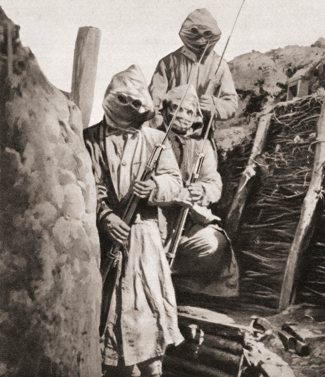 A francia gyalogosok az első világháború alatt légzőkészüléket viseltek, hogy megvédjék őket a német mérges gázoktól, a The Illustrated War Newsból, 1915 alkotó: English Photographer