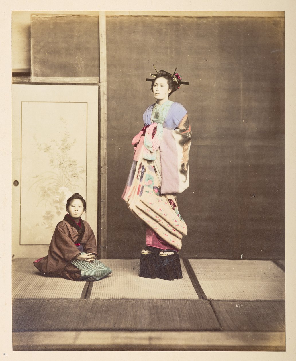 [?Geisha, ] Egész alakos műteremportré egy fiatal nőről, magasított cipőben, fiatal kísérője mellette térdelve a földön,   Fotós: Ismeretlen  Lucas Collection: Charles James és Morton P, Luc világkörüli turnéjának fényképfelvétele alkotó: English Photographer