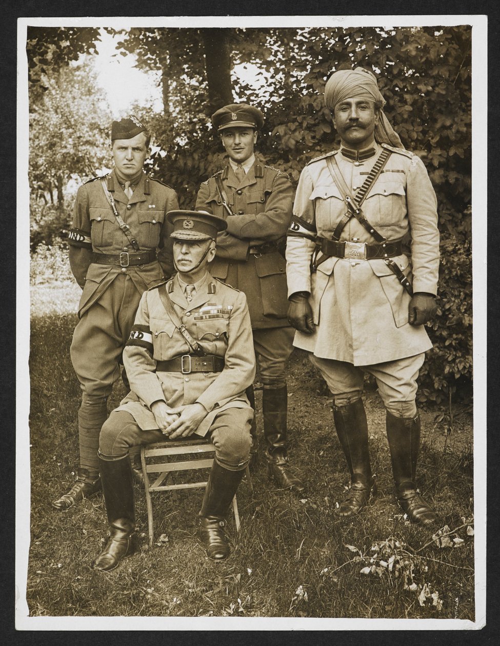 Sir James Willcocks tábornok és személyes személyzete a főhadiszállásának kertjében [Merville, Franciaország]. 1915. július 31. (zselatin ezüst nyomat) alkotó: English Photographer