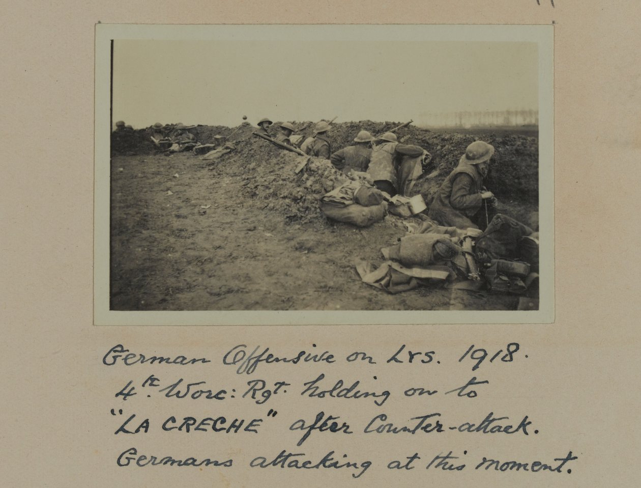 Német offenzíva Lys ellen. 1918: 4., Worc: Rgt. a „La Creche”-ben kapaszkodva az ellentámadás után, a németek ebben a pillanatban támadnak alkotó: English Photographer