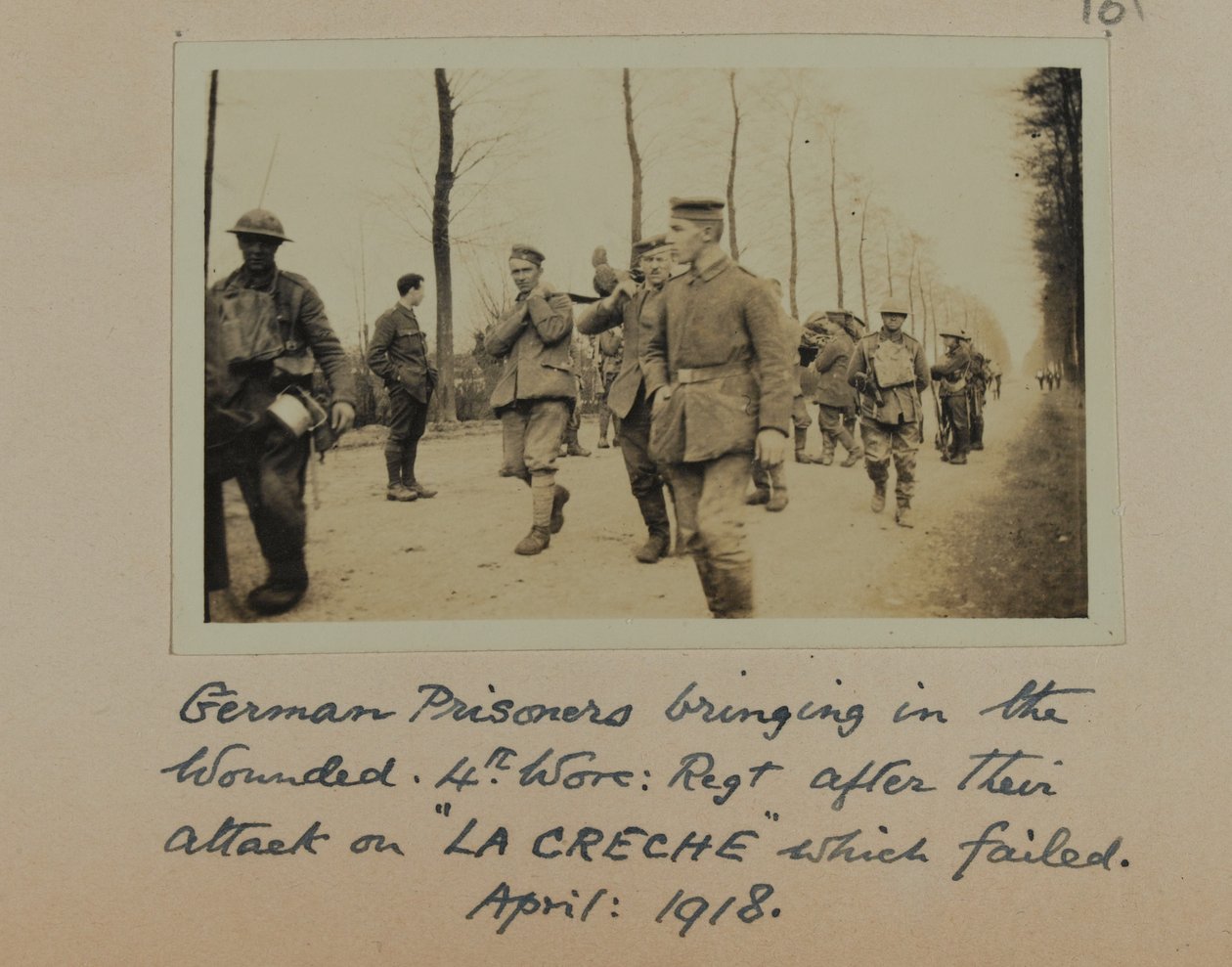 Német rabok behozzák a sebesülteket, 4., Worc: Rgt. a „La Creche” elleni támadásuk után, amely kudarcot vallott, 1918. április alkotó: English Photographer