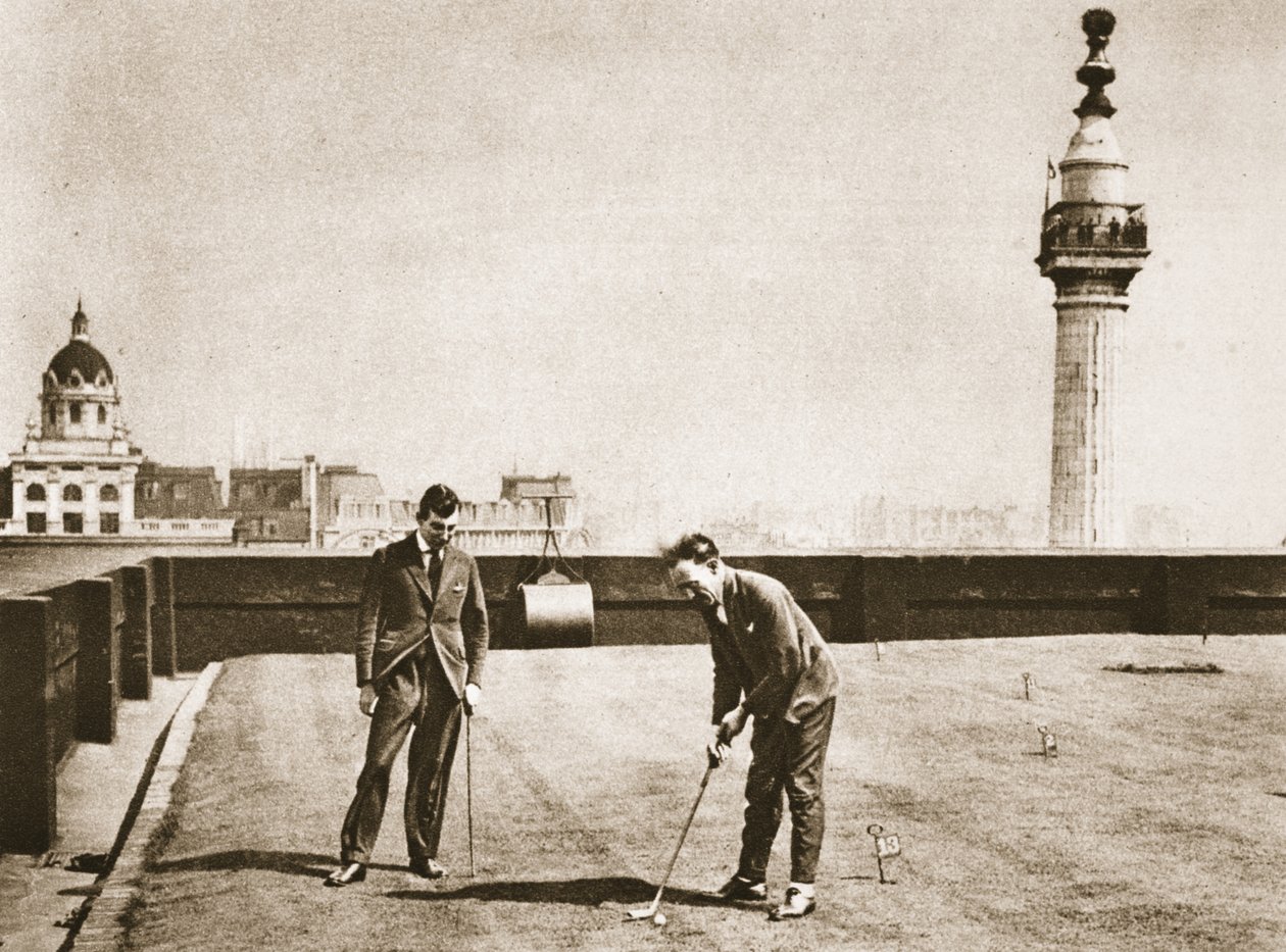 Golfgyakorlat irodai dolgozók számára az Adelaide-ház tetején, a csodálatos Londonból, 1926-27 között (fotónyomat) alkotó: English Photographer