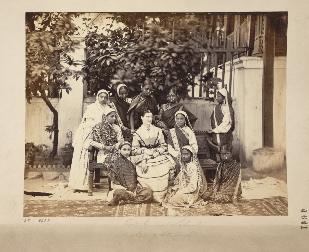 A Bombay-i Kormányzati Iskola szeretőinek és diákjainak csoportja alkotó: English Photographer