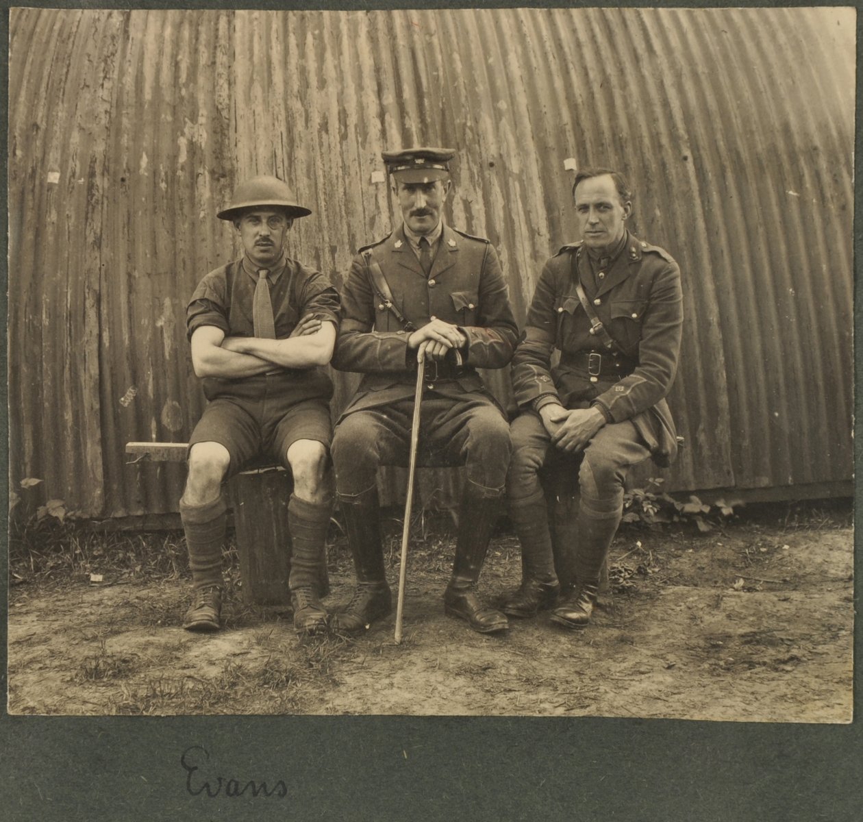 Három katonából álló csoport egy Nissan kunyhó előtt, 1914-1918 körül alkotó: English Photographer