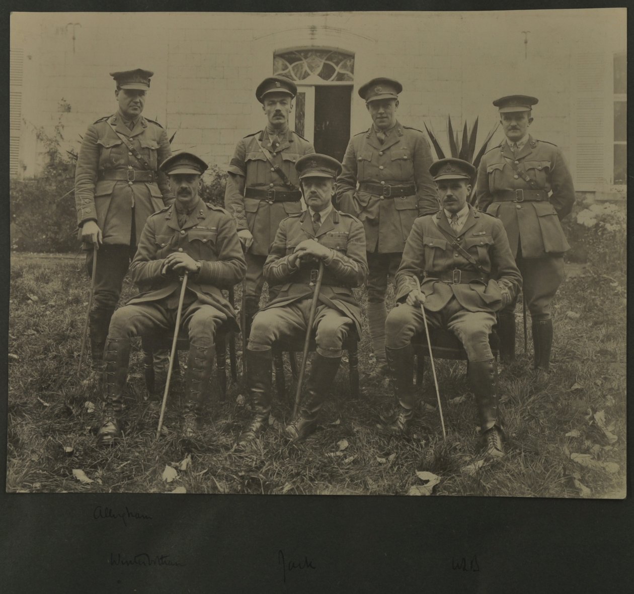 Hét katonaegyenruhás férfi csoportportréja, 1914-18 alkotó: English Photographer