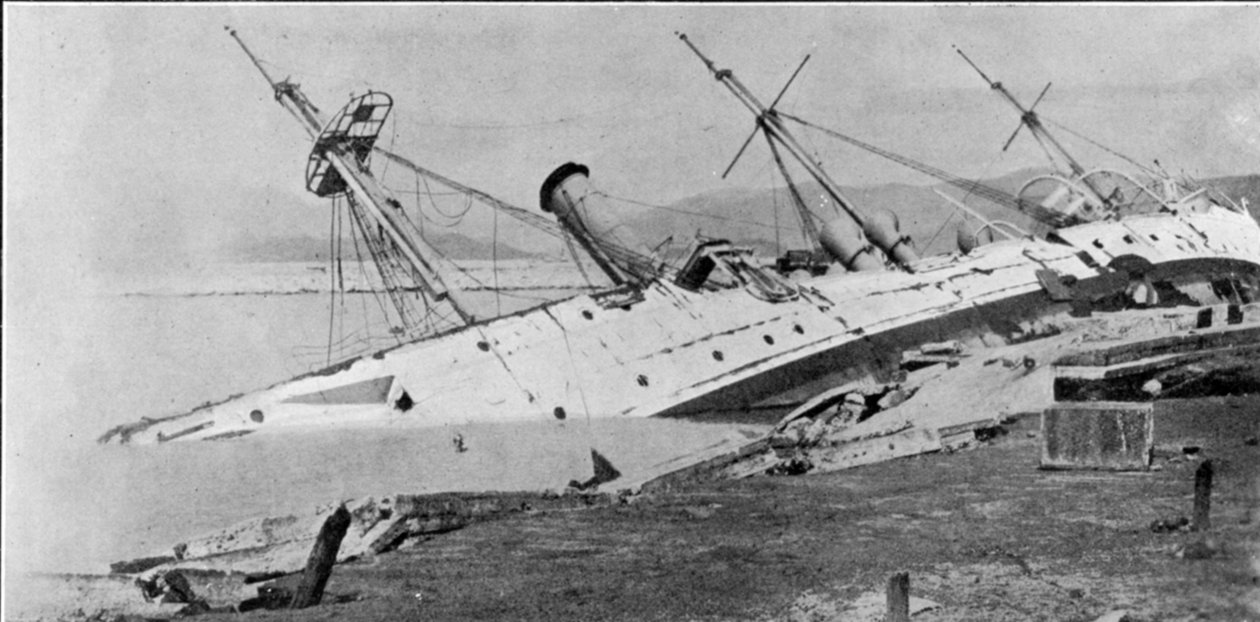 H.M Sloop Phoenix A hongkongi tájfun által a partra hajtva, illusztráció a The Graphicból, 1906. október 27. alkotó: English Photographer
