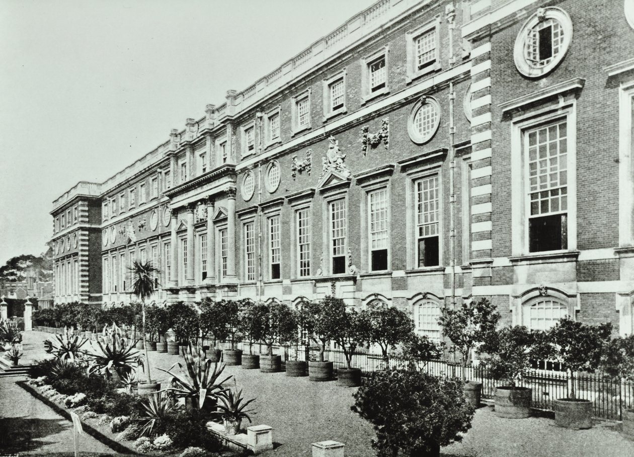 Hampton Court Palace, Hampton Court Road, Richmond: The Terrace, Wrens Court, 1896 alkotó: English Photographer