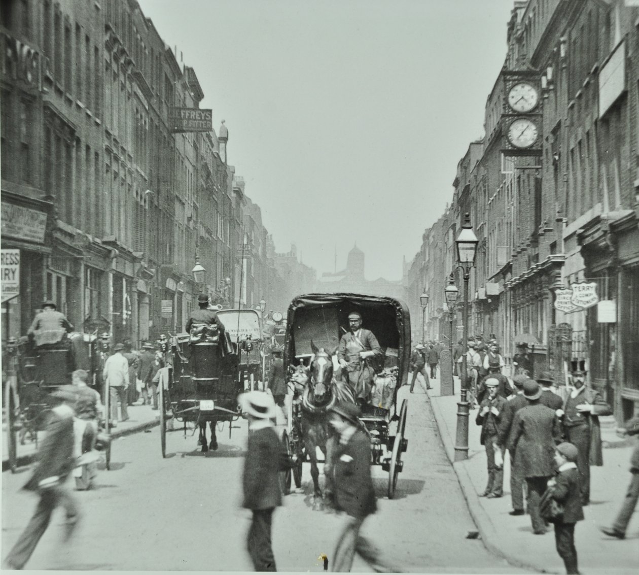 Hatton Garden: a Holborn Circustól északra néz, London, 1895 alkotó: English Photographer