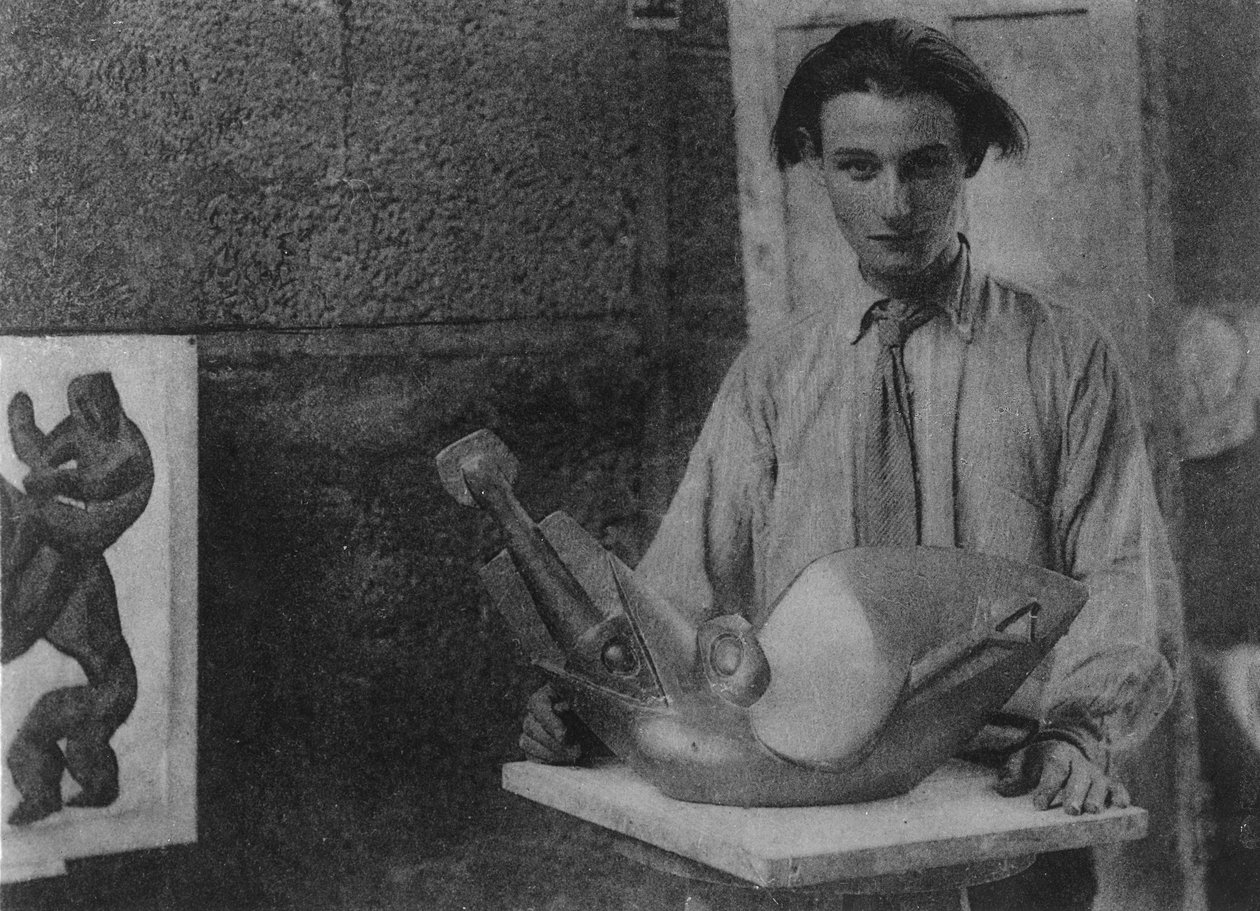 Henri Gaudier-Brzeska „Halat nyelő madár” című szobrával a Kettle