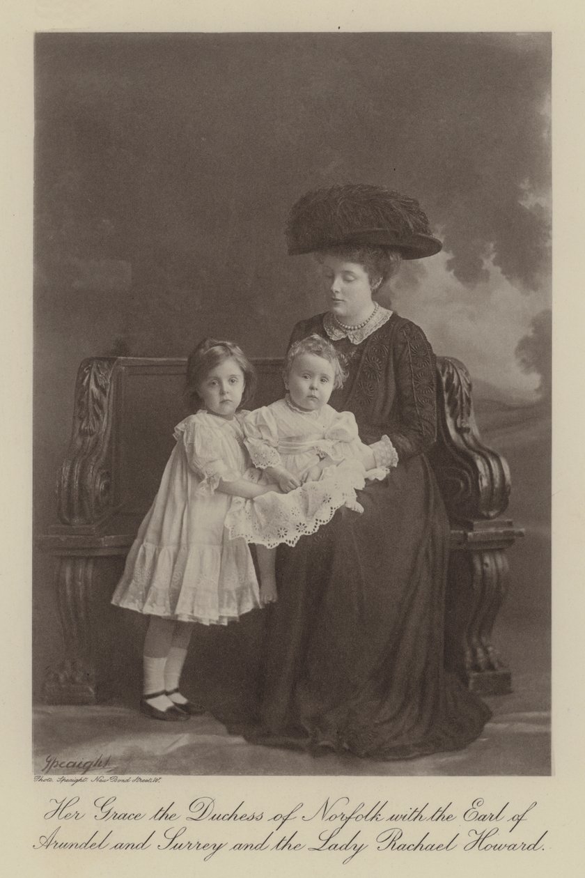 Őfelsége, Norfolk hercegnője Arundel és Surrey grófjával és Lady Rachael Howarddal (fekete-fehér fotó) alkotó: English Photographer