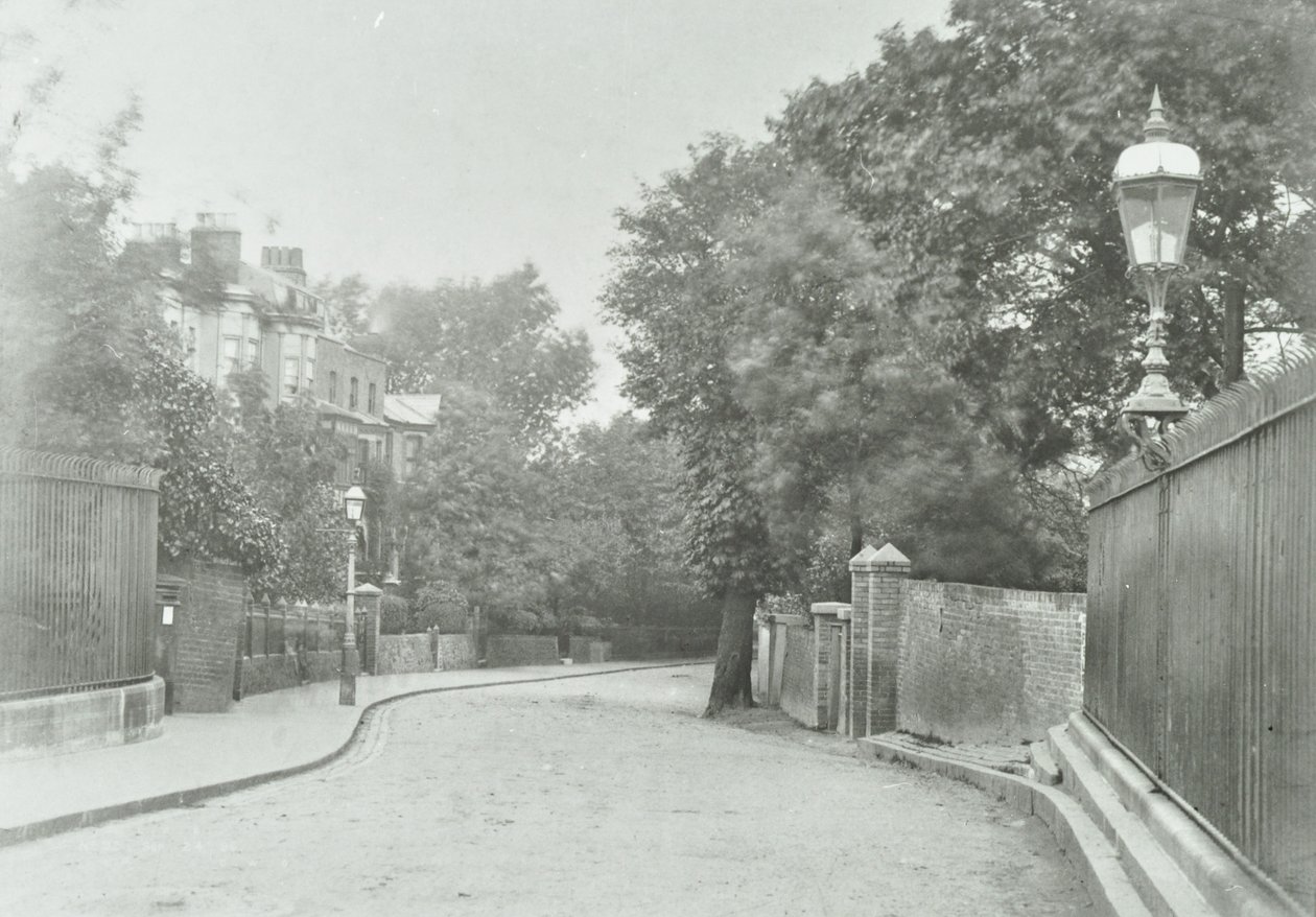 Highgate Archway: keleti megközelítés régi, korlátra erősített lámpával, 1896 alkotó: English Photographer