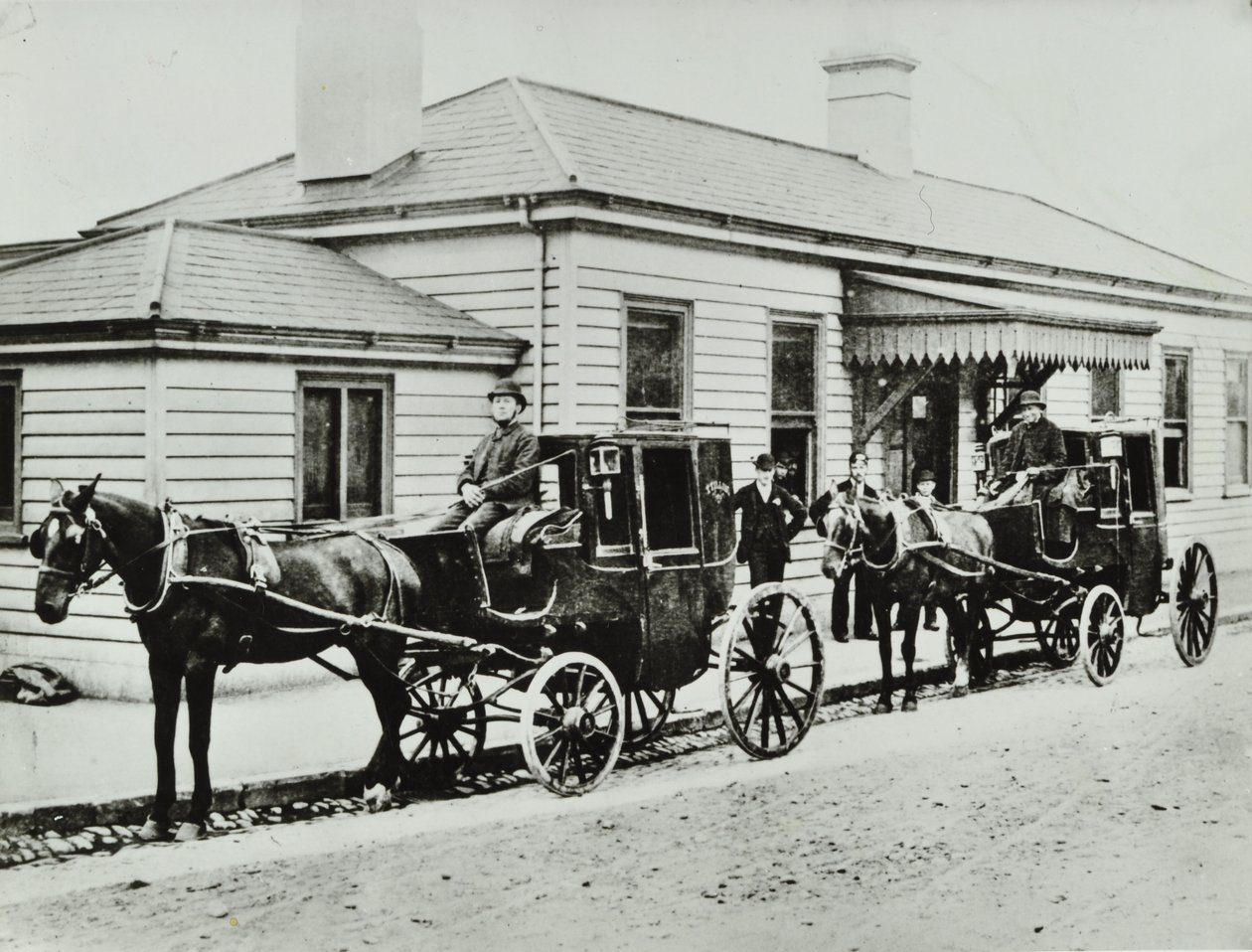 Lóvontatású taxik a Westbourne Park állomáson, 1885 alkotó: English Photographer