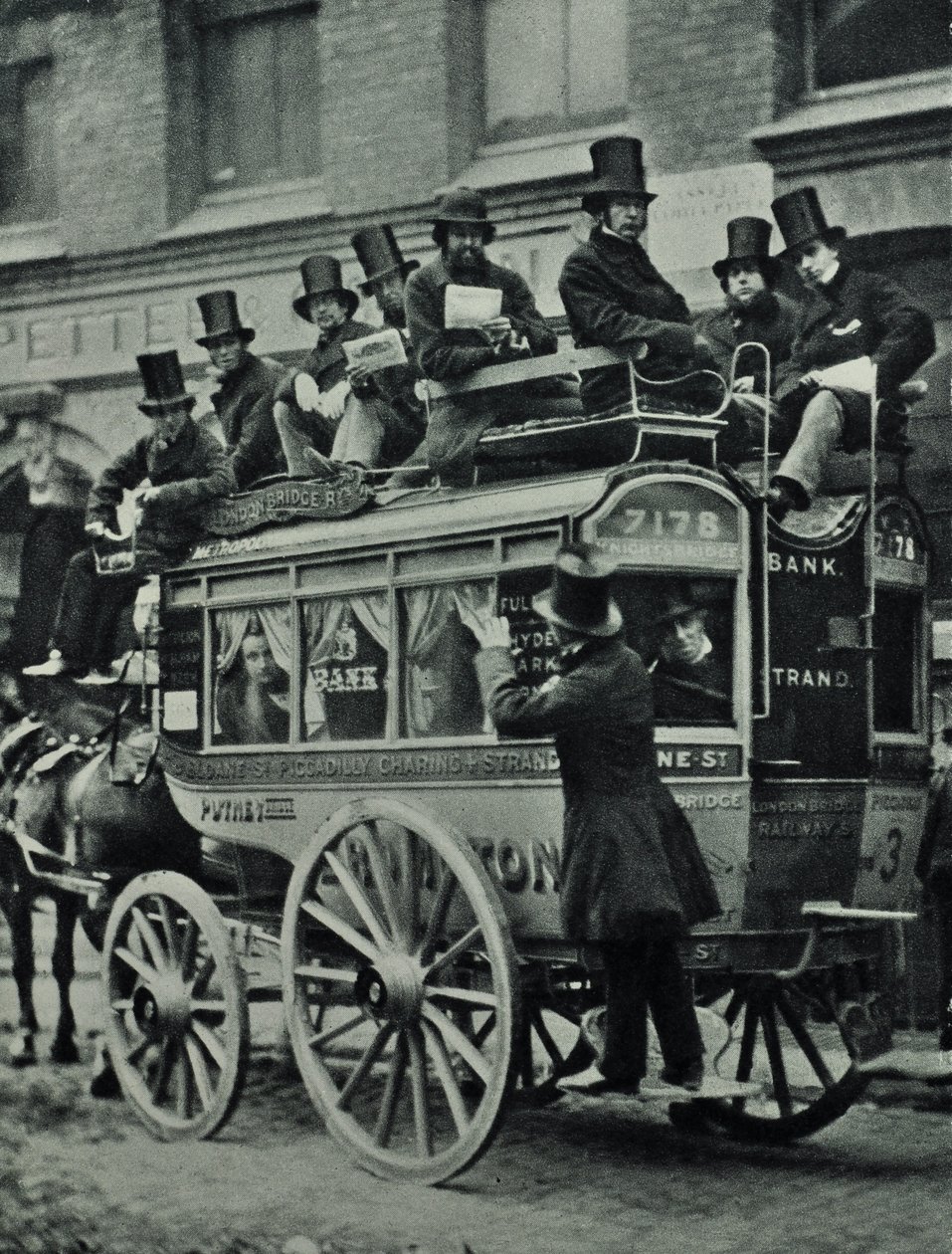 A London Bridge Railway lovas omnibusa utasokkal, 1880 alkotó: English Photographer