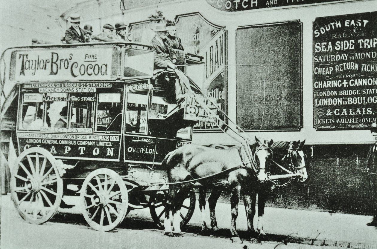Lóvontatású omnibusz utasokkal, 1899 alkotó: English Photographer