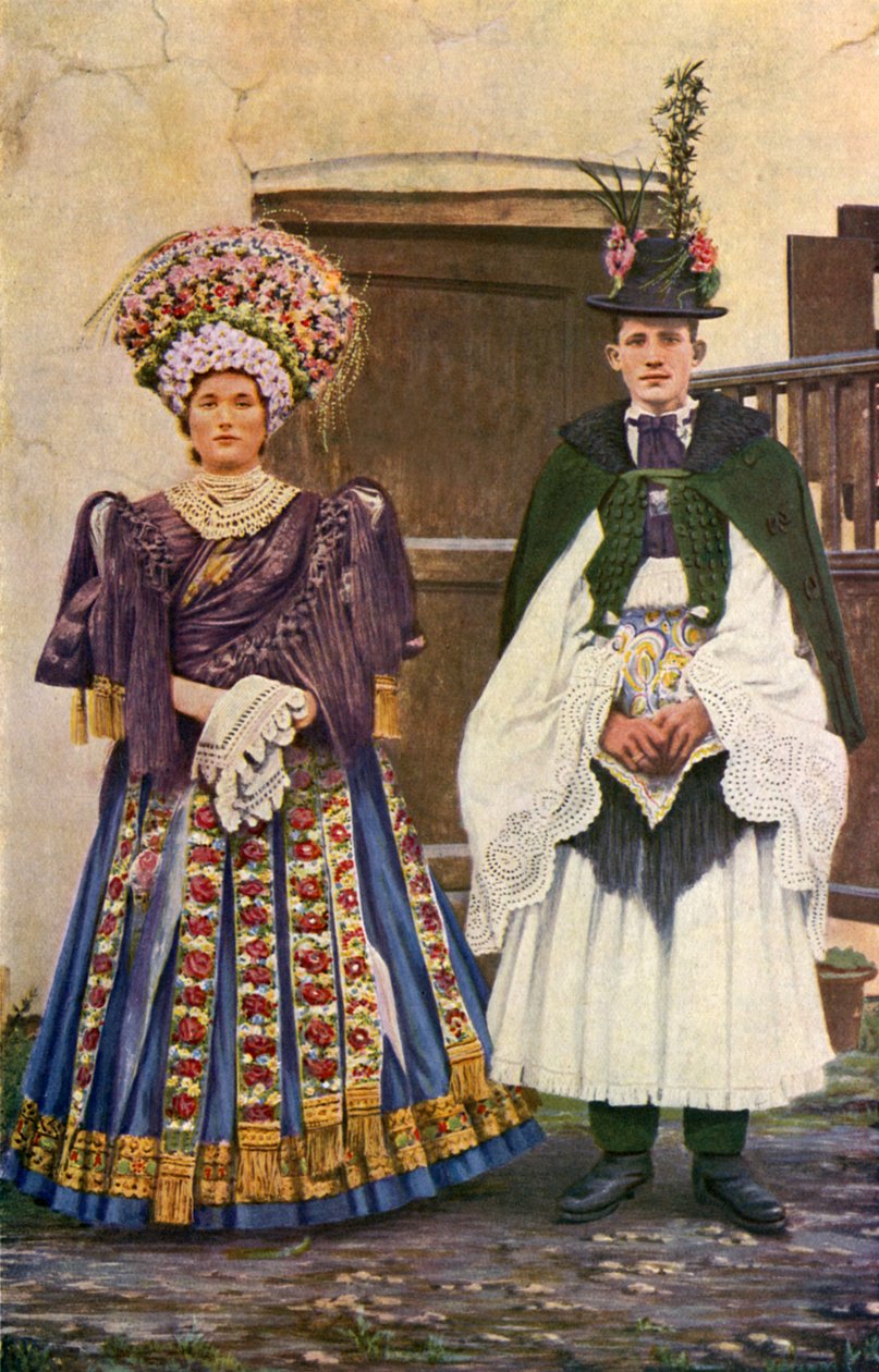 Magyarország: Parasztpár menyasszonyi öltözetben (színes fotó) alkotó: English Photographer