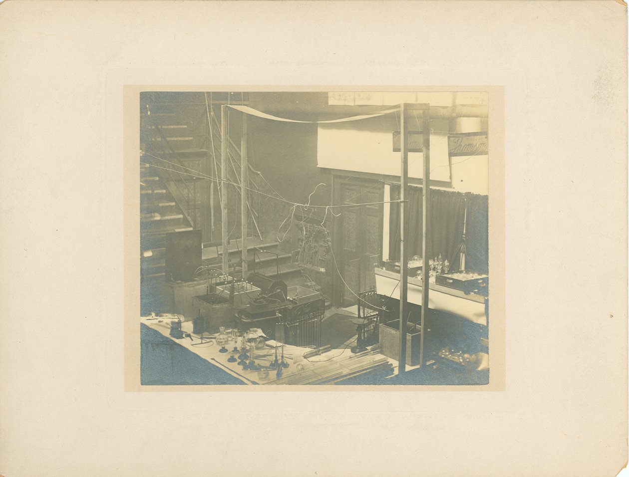 Kép a színpadról a Királyi Intézetben, közvetlenül azelőtt, hogy Tesla előadását tartotta 1892-ben alkotó: English Photographer
