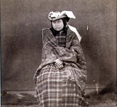 Indiai nő nyugati ruhákban, a Királyi Mérnökök fényképezte a negyvenkilencedik párhuzamoson (szépia fotó) alkotó: English Photographer