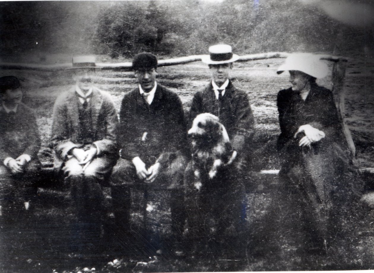 James és Lytton Strachey Thobyval, Adriannal és Virginia Stephennel Frithamben, Hampshire, 1901 alkotó: English Photographer