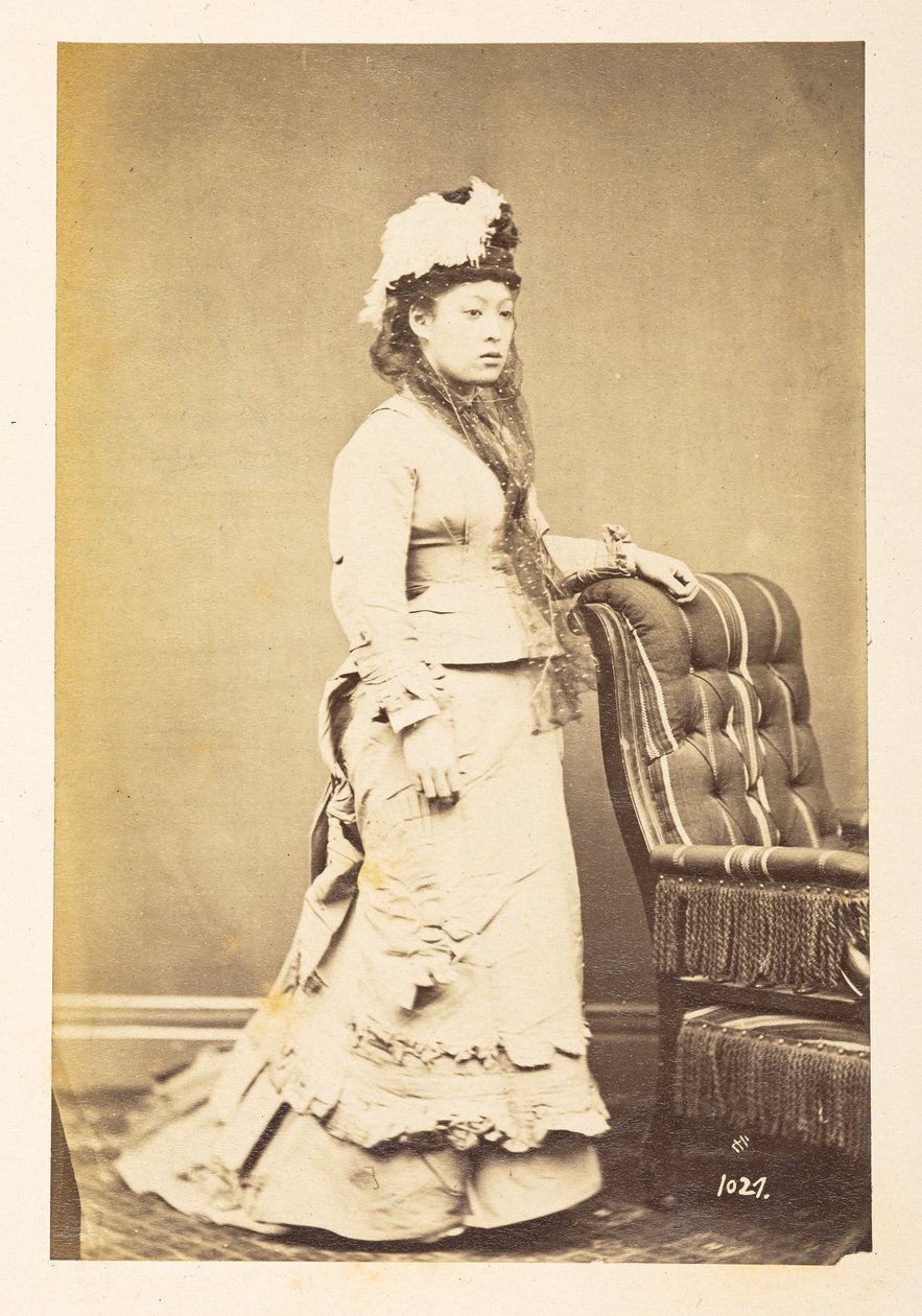 Japán nő európai ruhában, Egész alakos műterem portré egy fiatal japán nőről nyugati ruhában és kalapban,  Fotós: Ismeretlen  Lucas Collection: Charles James és Morton P, Lucas világkörüli turnéjának fényképfelvétele alkotó: English Photographer