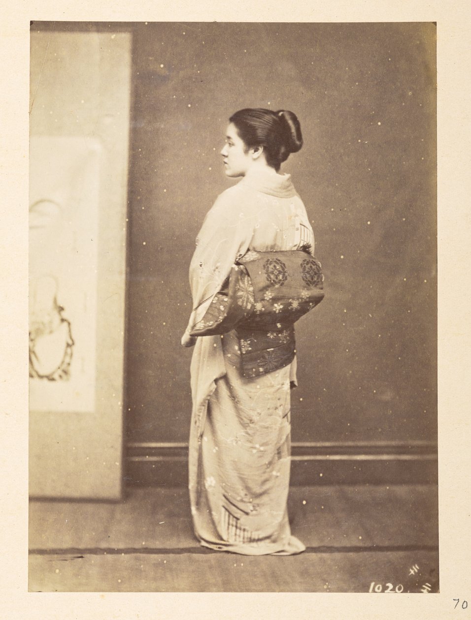 Japán nő hagyományos ruhában, fotós: Ismeretlen  Lucas Collection: Charles James és Morton P, Lucas világkörüli turnéjának fényképfelvétele alkotó: English Photographer