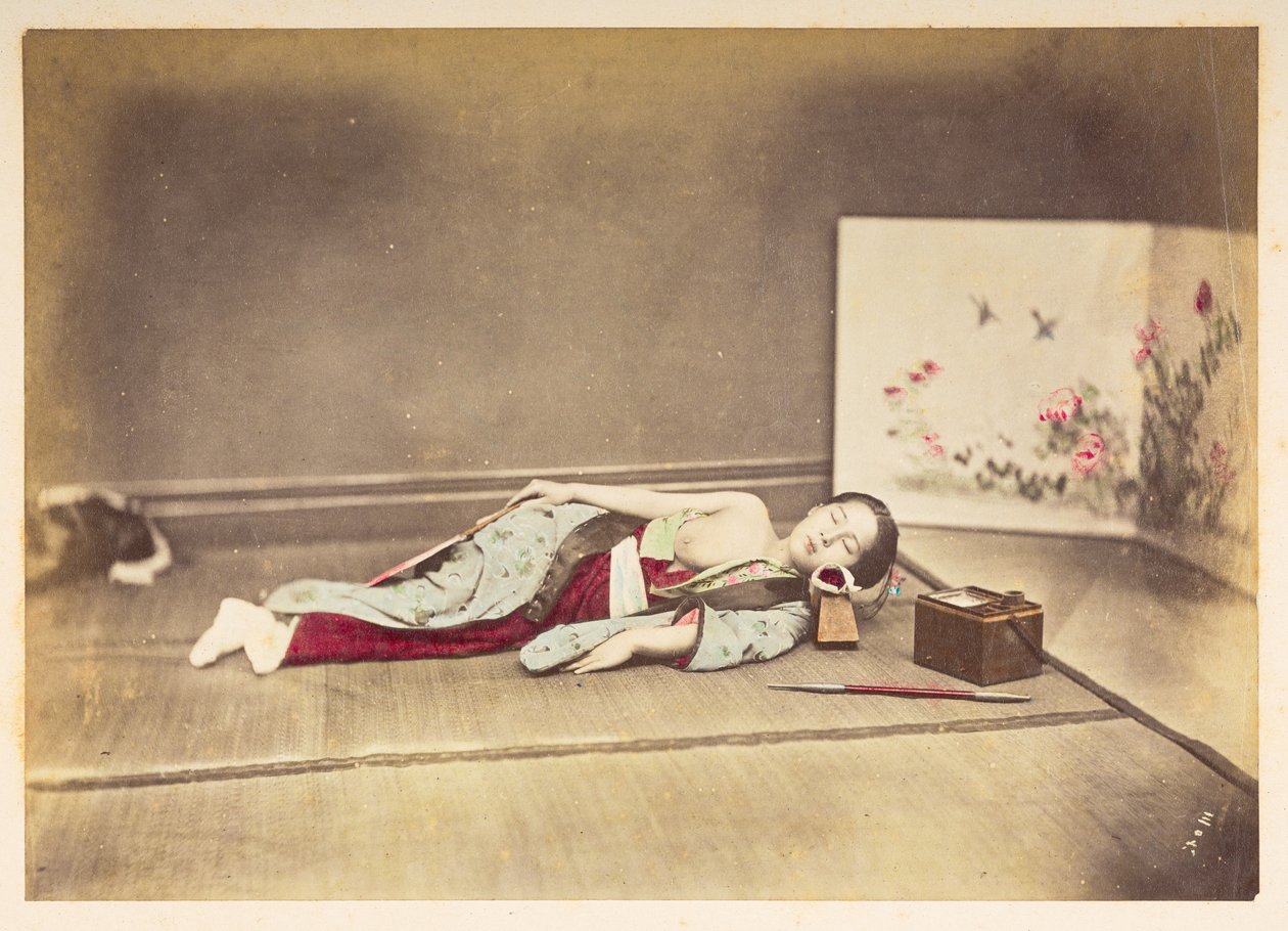 Japán nő alszik,   Stúdióportré egy fiatal japán nőről, aki alszik, egyik melle szabaddá válik, fejét egy fapárnán támasztja,  Fotós: Ismeretlen  Lucas Collection: Charles James és Morton P világkörüli turnéjának fényképfelvétele, alkotó: English Photographer