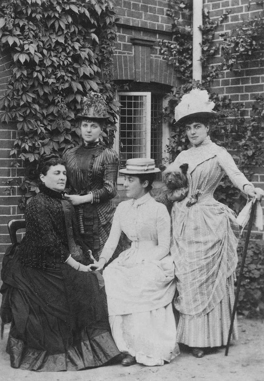 Jennie Jerome, később Lady Randolph Churchill, édesanyjával és nővéreivel (bw fotó) alkotó: English Photographer