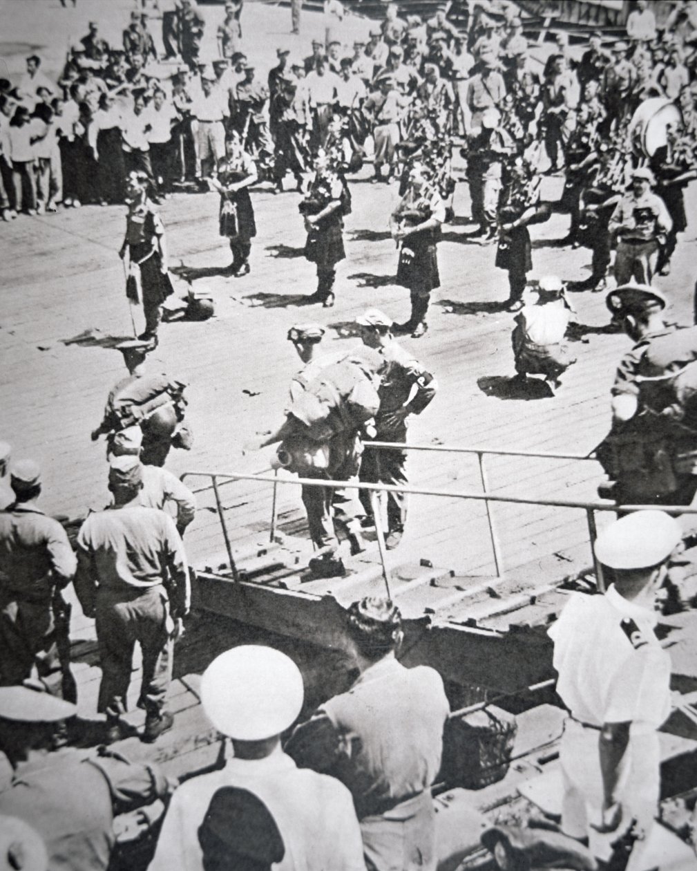 Kilted csövesek játszanak a parton az Argyll 1. zászlóaljból és Sutherland Highlanders a HMS Ceylonból Pusanban, 1950. augusztus 29. (f/w fotó) alkotó: English Photographer