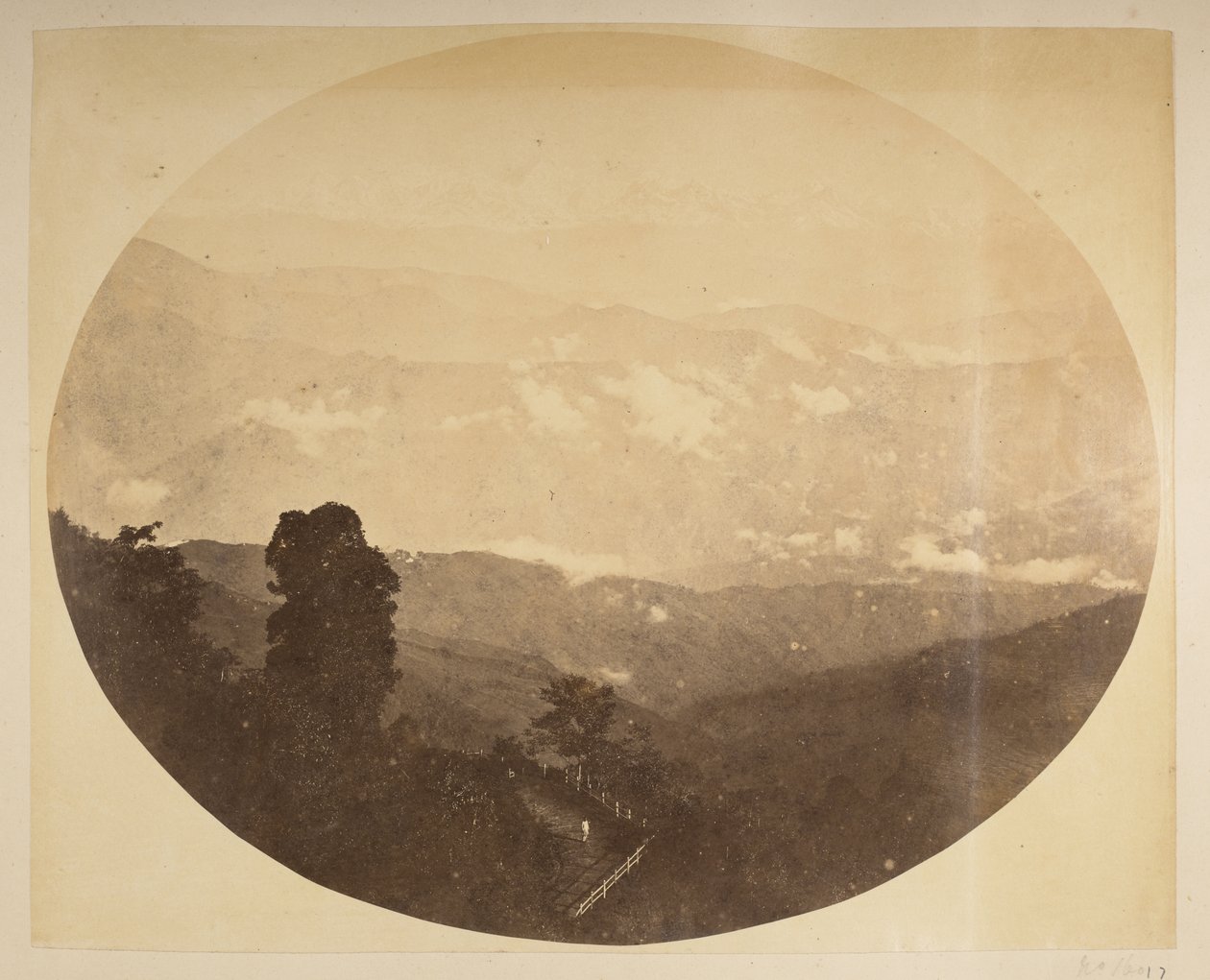 Kanchenjunga a városháza melletti dombról, [Darjeeling]. 1870-es évek Darjeeling kilátásai alkotó: English Photographer