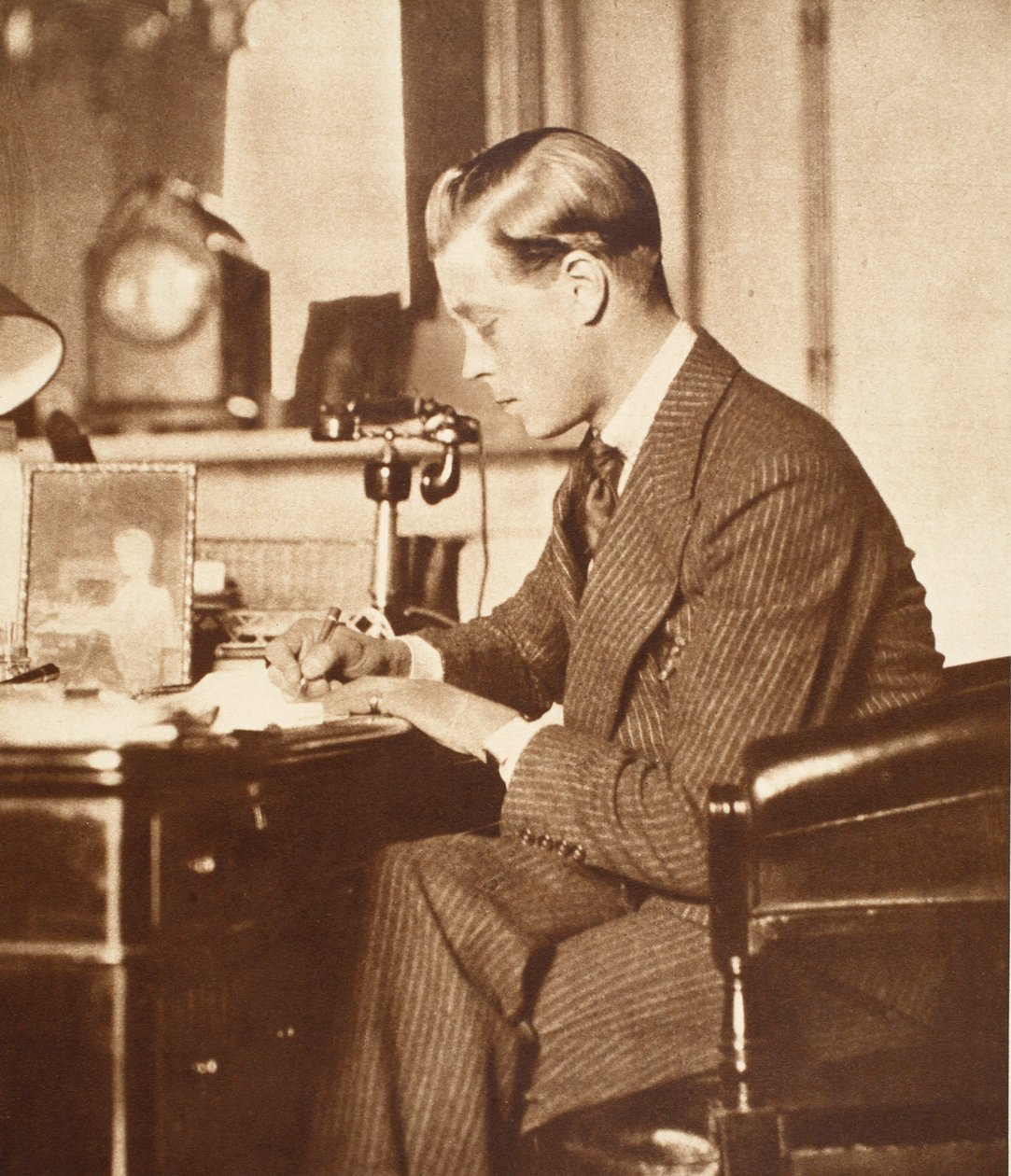 VIII. Edward király íróasztalánál a londoni St. James palotában alkotó: English Photographer