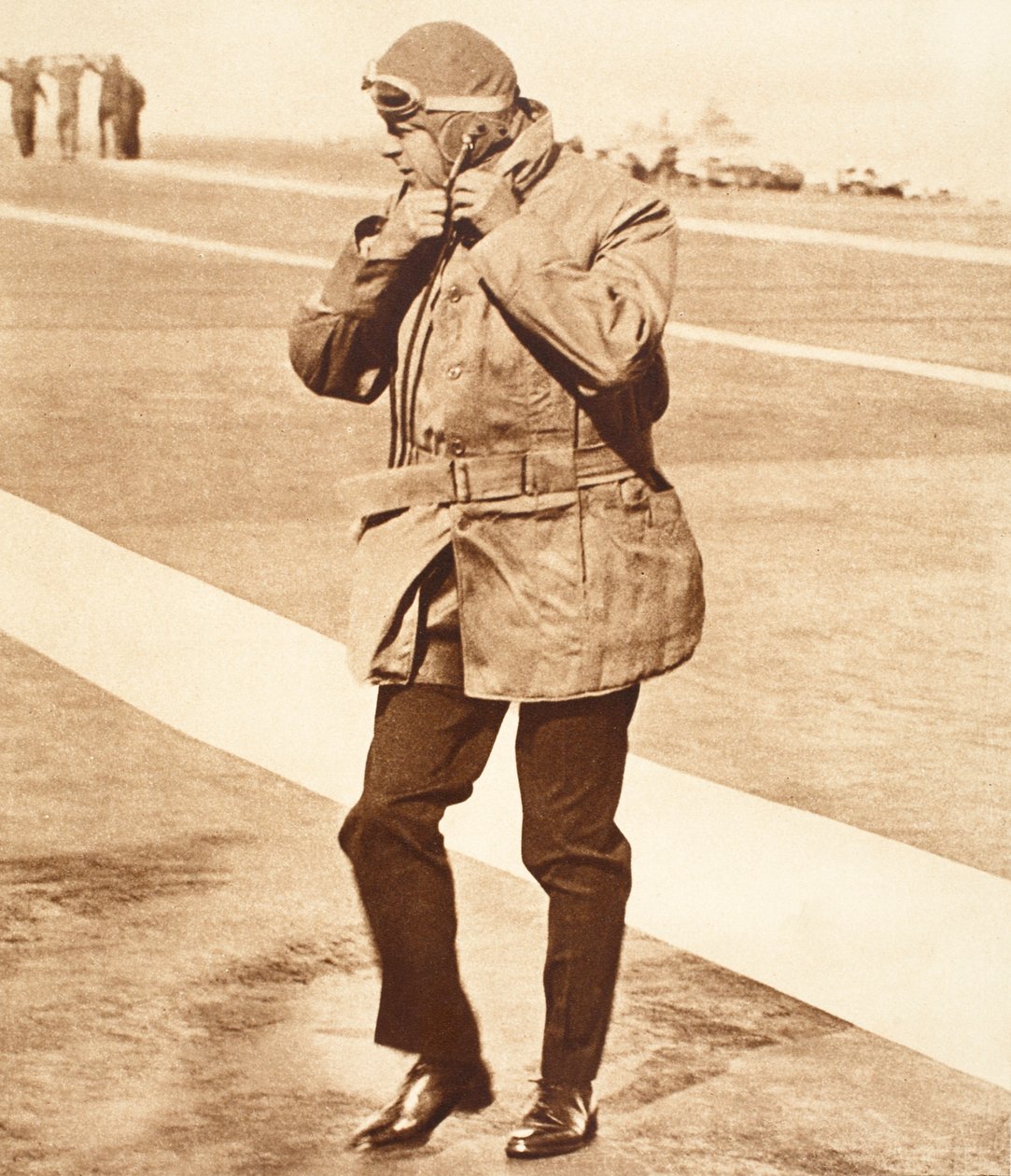 VIII. Edward király leszáll Weymouthban, miután repült a H.M.S. Bátor alkotó: English Photographer