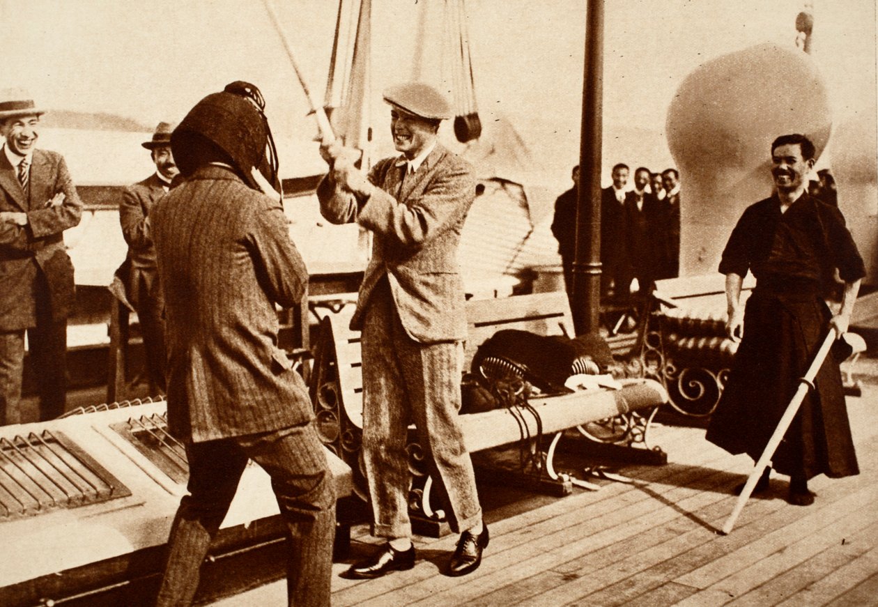 VIII. Edward király egy japán vívósisakot tesztel, 1922 alkotó: English Photographer